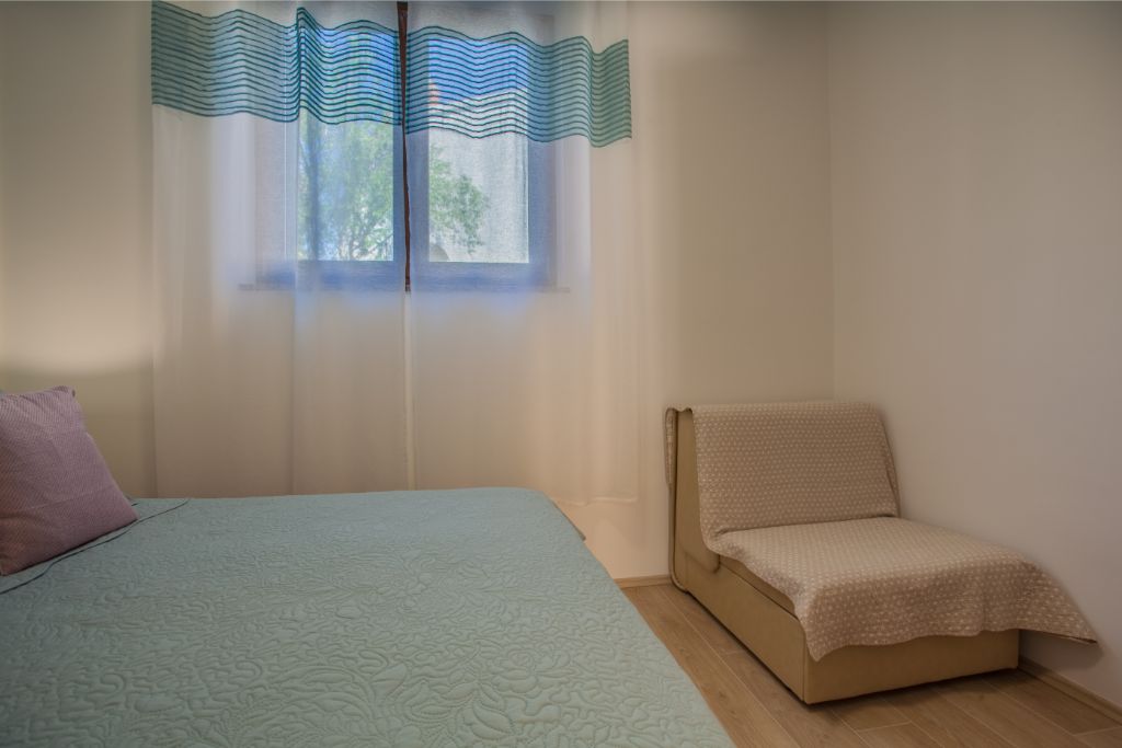 A2+2 bedroom with window