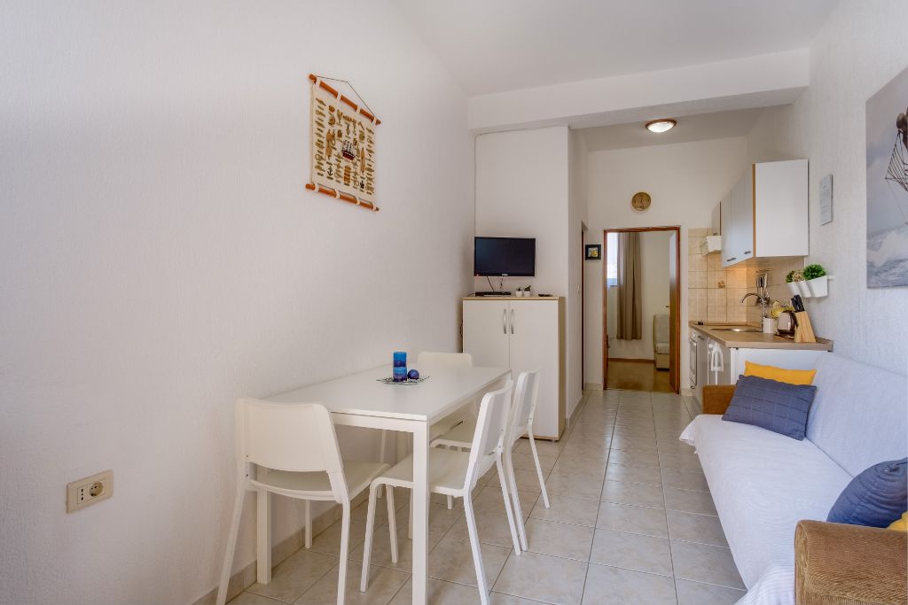 A2+2 kitchen and dining room