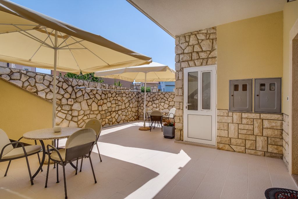Second A2+2 outdoor area